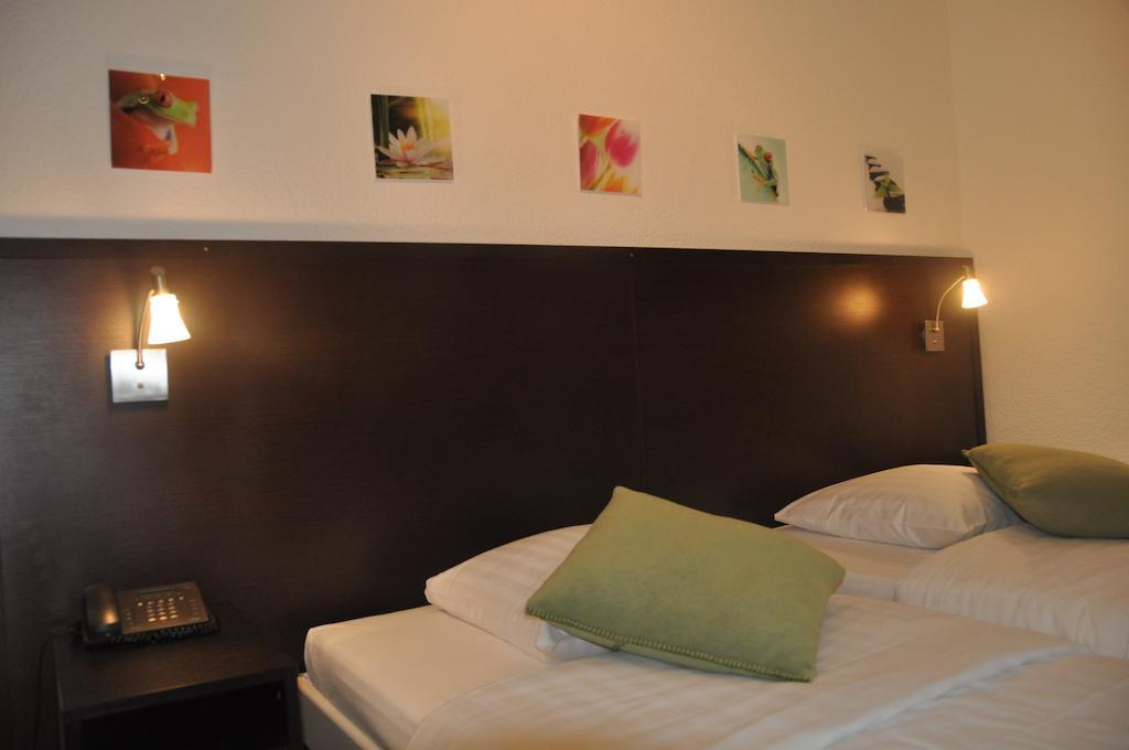 A La Chotte Hotel Romanel-sur-Lausanne Habitación foto